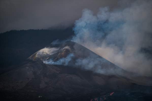 Cumbre Vieja volcano erupts in Spanish Canary Island of La Palma