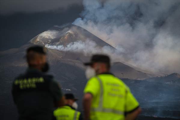 Cumbre Vieja volcano erupts in Spanish Canary Island of La Palma