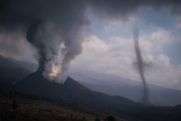 Cumbre Vieja volcano erupts in Spanish Canary Island of La Palma