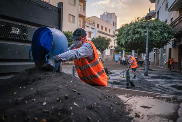 Cumbre Vieja volcano erupts in Spanish Canary Island of La Palma