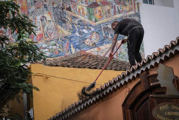 Cumbre Vieja volcano erupts in Spanish Canary Island of La Palma