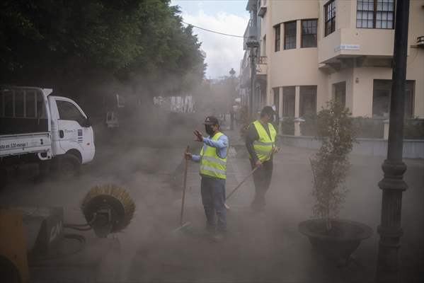 Cumbre Vieja volcano erupts in Spanish Canary Island of La Palma