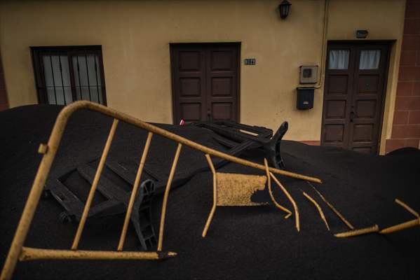 Cumbre Vieja volcano erupts in Spanish Canary Island of La Palma