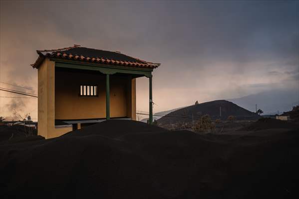 Cumbre Vieja volcano erupts in Spanish Canary Island of La Palma