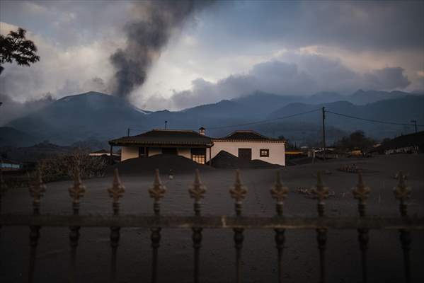 Cumbre Vieja volcano erupts in Spanish Canary Island of La Palma