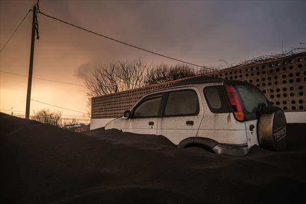 Cumbre Vieja volcano erupts in Spanish Canary Island of La Palma