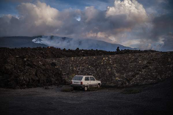 Cumbre Vieja volcano erupts in Spanish Canary Island of La Palma