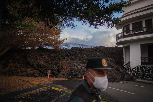 Cumbre Vieja volcano erupts in Spanish Canary Island of La Palma