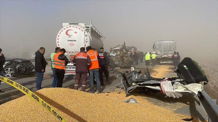 Multiple-vehicle collision due to sandstorm in Turkey's Konya