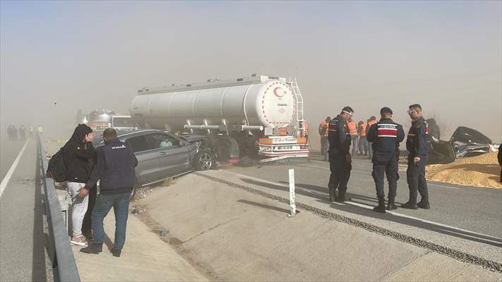 Multiple-vehicle collision due to sandstorm in Turkey's Konya
