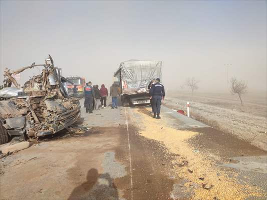 Multiple-vehicle collision due to sandstorm in Turkey's Konya