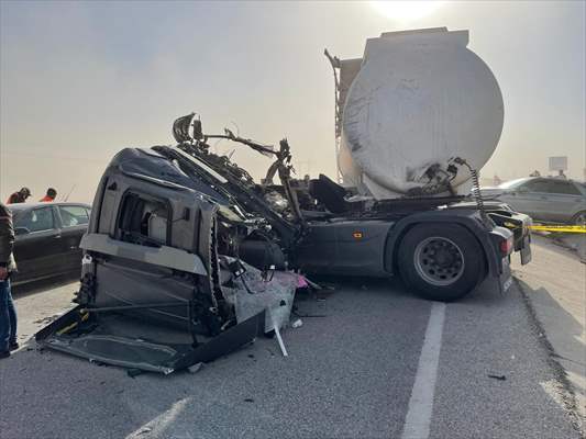 Multiple-vehicle collision due to sandstorm in Turkey's Konya