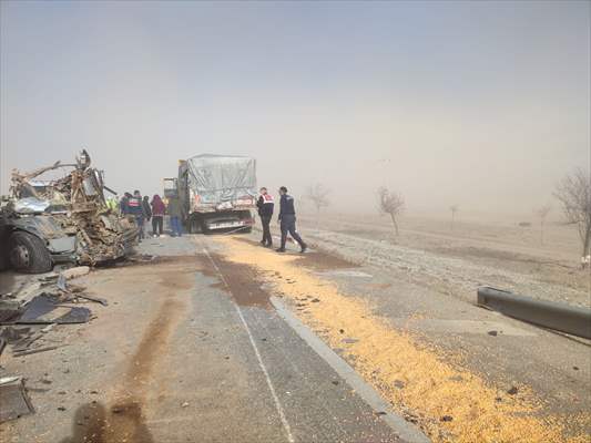 Multiple-vehicle collision due to sandstorm in Turkey's Konya