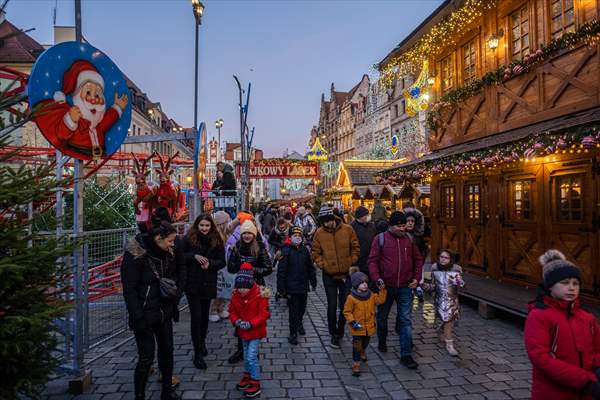 Wroclaw christmas market operates as Covid infections rage in Poland