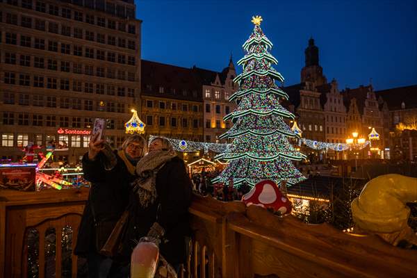 Wroclaw christmas market operates as Covid infections rage in Poland