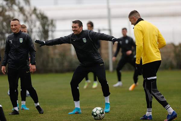 World heavyweight champion Oleksandr Usyk trains with FC Polissya in Turkiye's Antalya