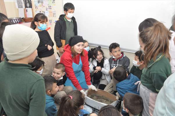 Öğrenciler "Çöp Müzesi" projesiyle atıklardan gübre ve sabun üretti