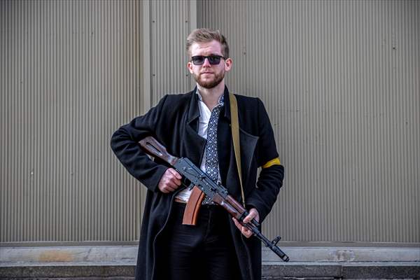 Sviatoslav Yurash: Ukrainian youngest parliament member at the streets with his weapon to defend Kyiv