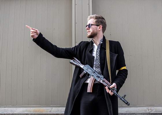 Sviatoslav Yurash: Ukrainian youngest parliament member at the streets with his weapon to defend Kyiv