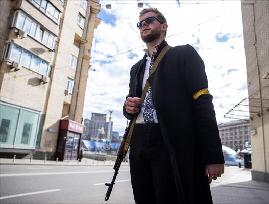 Sviatoslav Yurash: Ukrainian youngest parliament member at the streets with his weapon to defend Kyiv