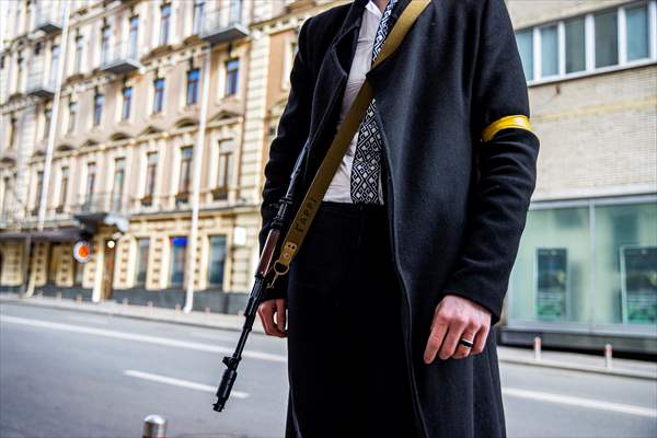 Sviatoslav Yurash: Ukrainian youngest parliament member at the streets with his weapon to defend Kyiv
