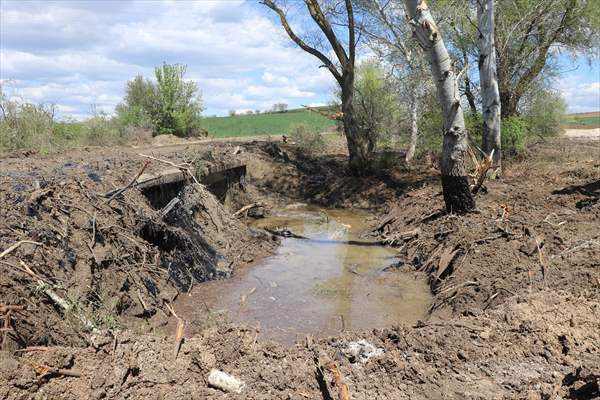 Edirne'de deposundan tarım arazilerine zift yayılan şirketin faaliyetleri durduruldu