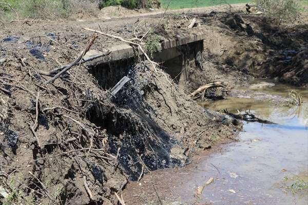 Edirne'de deposundan tarım arazilerine zift yayılan şirketin faaliyetleri durduruldu