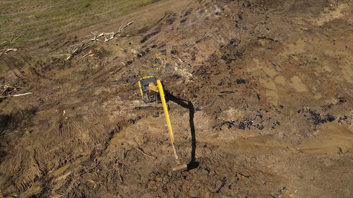 Edirne'de asfalt şantiyesinden tarlalara akan zifti temizleme çalışmaları devam ediyor