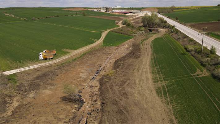 Edirne'de asfalt şantiyesinden tarlalara akan zifti temizleme çalışmaları devam ediyor