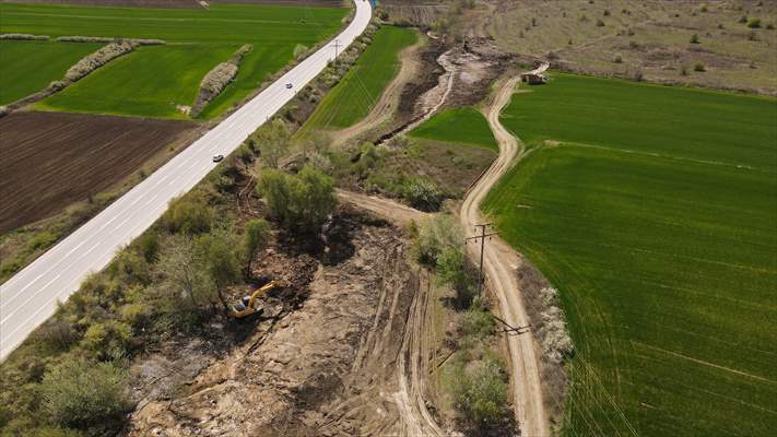 Edirne'de asfalt şantiyesinden tarlalara akan zifti temizleme çalışmaları devam ediyor
