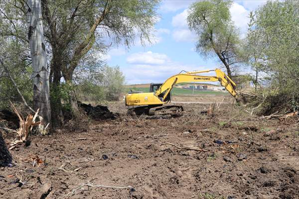 Edirne'de asfalt şantiyesinden tarlalara akan zifti temizleme çalışmaları devam ediyor