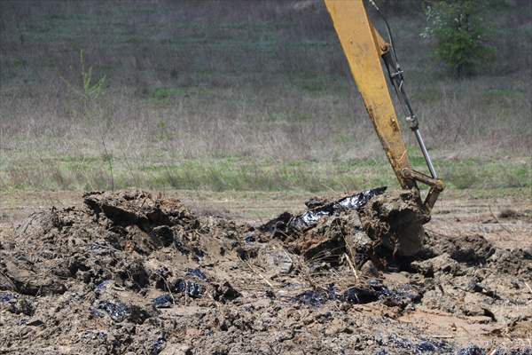 Edirne'de asfalt şantiyesinden tarlalara akan zifti temizleme çalışmaları devam ediyor