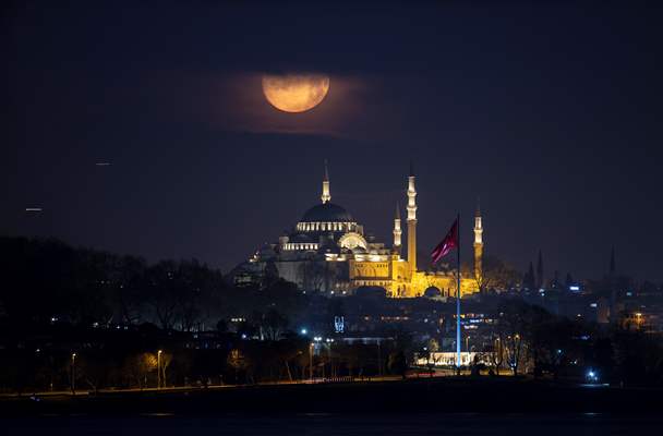 Full Moon in Istanbul