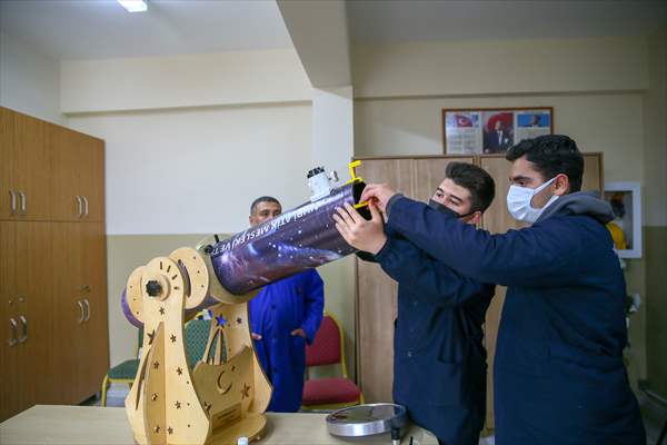 İzmir'de liseliler atık malzemelerden yararlanarak teleskop yaptı