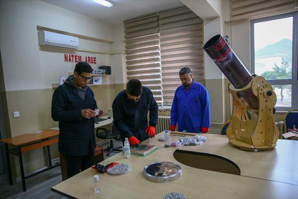 İzmir'de liseliler atık malzemelerden yararlanarak teleskop yaptı