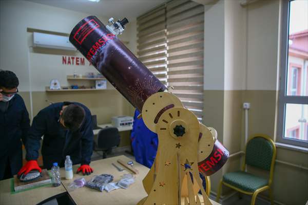 İzmir'de liseliler atık malzemelerden yararlanarak teleskop yaptı