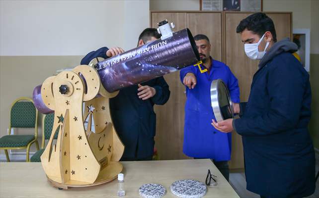 İzmir'de liseliler atık malzemelerden yararlanarak teleskop yaptı