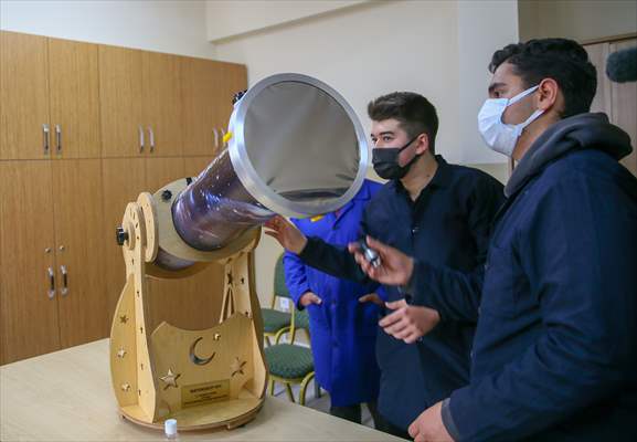 İzmir'de liseliler atık malzemelerden yararlanarak teleskop yaptı