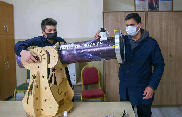 İzmir'de liseliler atık malzemelerden yararlanarak teleskop yaptı