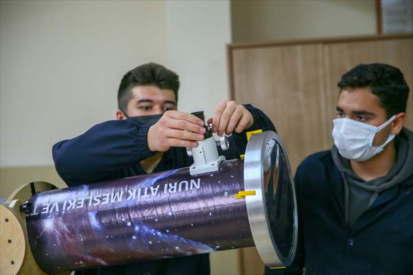 İzmir'de liseliler atık malzemelerden yararlanarak teleskop yaptı