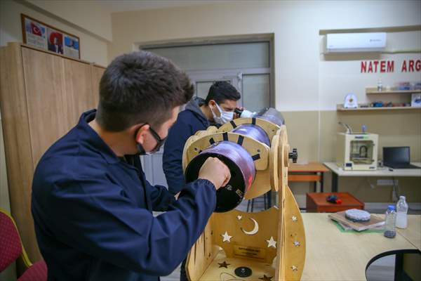 İzmir'de liseliler atık malzemelerden yararlanarak teleskop yaptı
