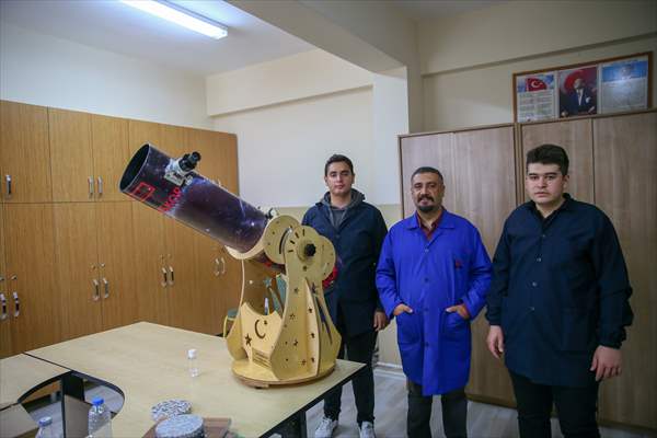 İzmir'de liseliler atık malzemelerden yararlanarak teleskop yaptı