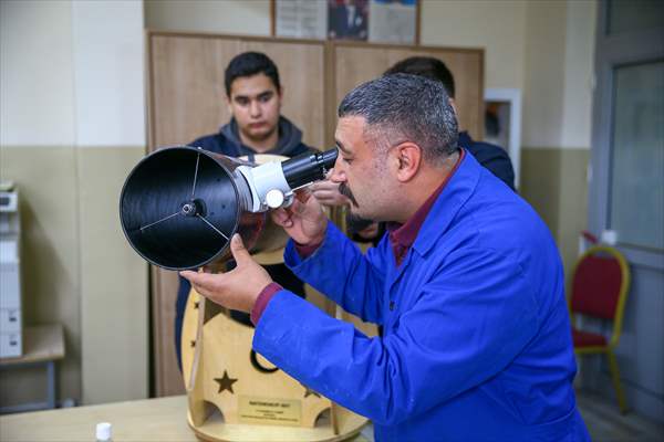 İzmir'de liseliler atık malzemelerden yararlanarak teleskop yaptı