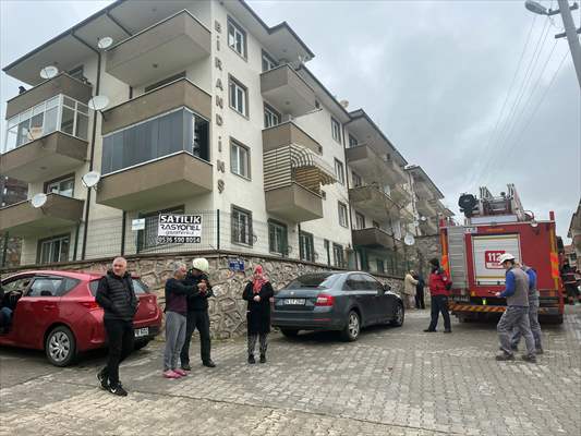 Sakarya'da ev yangınında 1'i bebek 4 kişi dumandan etkilendi