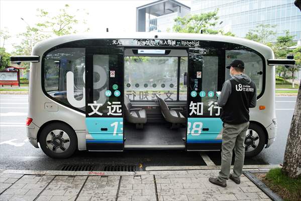 Self-driving bus goes into run in Guangzhou