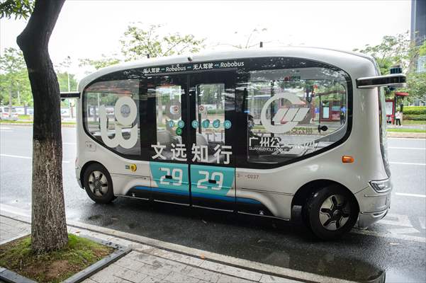 Self-driving bus goes into run in Guangzhou