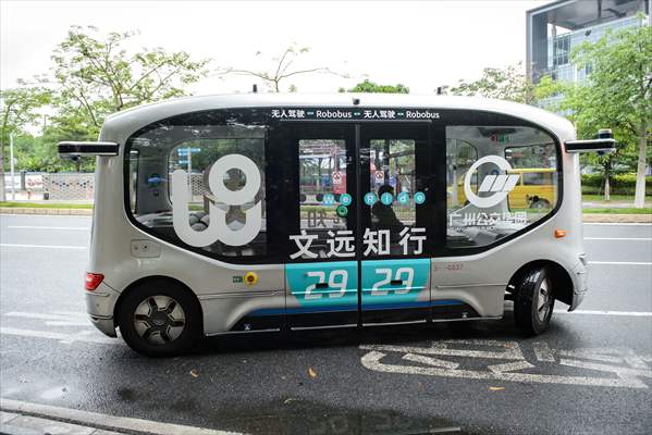 Self-driving bus goes into run in Guangzhou