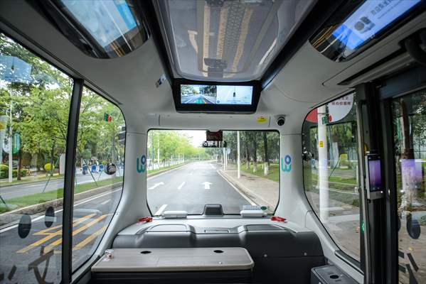 Self-driving bus goes into run in Guangzhou