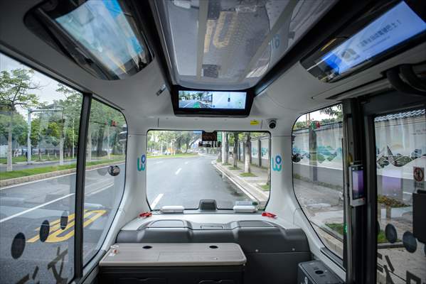 Self-driving bus goes into run in Guangzhou