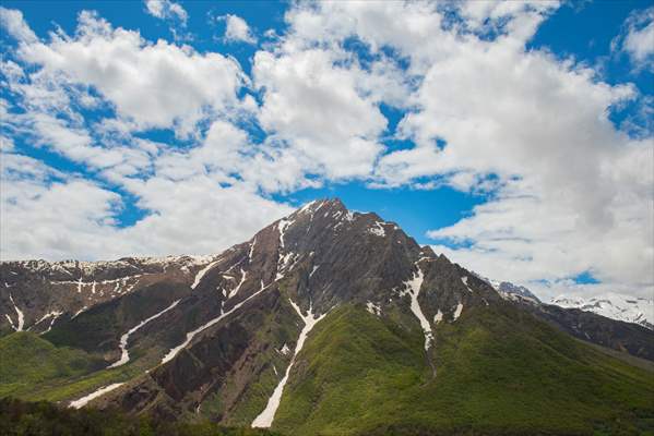 Tunceli'nin yaylalarında ilkbahar ve kış manzaraları bir arada